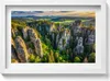 Landschaft mit malerischen Bergen und Wäldern aus der Produktbild-Vorschau 1