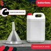 A white plastic jerrycan and a metal funnel are placed on a wooden surface in front of a green leafy background. Produktbild-Vorschau