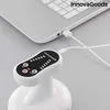 A close-up shot of a white InnovaGoods massage device connected to a laptop via a USB cable. Produktbild-Vorschau