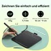 A hand holding a stylus over a black graphics tablet, with feature callouts above. Voir les images du produit