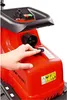 A hand is shown interacting with a red garden shredder. Produktbild-Vorschau