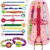 Bunte geflochtene Armbänder und ein rosa Webbrett mit drei in Arbeit befindlichen Armbändern, verschiedene Anhänger ausgestellt Anteprima dell’immagine prodotto