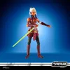 A Star Wars Vintage Collection Ashoka Tano action figure is displayed against a blue gradient background. Podgląd zdjęcia produktu