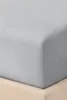 A close-up view of a gray fitted sheet on a bed. Produktbild-Vorschau