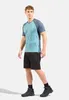 blaues kurzärmeliges Shirt und schwarze Wanderschuhe Anteprima dell’immagine prodotto