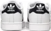 The rear view of two white Adidas Superstar II sneakers with black accents. Voir les images du produit
