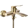 A close-up studio shot of a gold-colored bathtub faucet with a shower hose attached. Anteprima dell’immagine prodotto