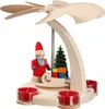Eine erzgebirgische Holzpyramide zeigt einen Weihnachtsmann im roten Mantel mit einem Geschenkschlitten und einem grünen Spanbaum dekoriert während rote Teelichter die Szene umrahmen Produktbild-Vorschau