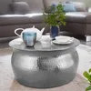 Couchtisch 60x30,5x60cm mit orientalischem Hammerschlag-Design in Aluminium Silber, Gesamtansicht mit Dekoration.