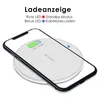 A smartphone is placed on a white wireless charging pad, with text overlay explaining charging indicators. Produktbild-Vorschau