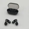 A pair of black wireless earbuds and their charging case are displayed on a light gray and white surface. Voir les images du produit