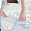 A person's hands are shown stretching a white fitted sheet over a mattress. Produktbild-Vorschau