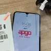 A screen protector is being applied to a smartphone. Produktbild-Vorschau