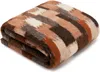 A folded wool blanket with a geometric pattern. Produktbild-Vorschau