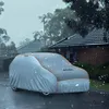 A car covered with a car cover in the rain. Voir les images du produit