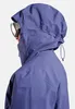 Seitliche Ansicht einer Person mit Kapuze der blauen Odlo X-Alp 3L Hardshell Ski-Jacke und Skibrille Podgląd zdjęcia produktu