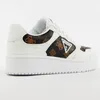 A side view of a white and brown Guess sneaker with a platform sole. Produktbild-Vorschau