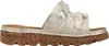 Auf dem Bild ist eine beige Sandale zu sehen die von der Seite betrachtet wird. Die Sandale hat ein schlichtes Design mit einem gewickelten Riemen und einer flachen Sohle. Podgląd zdjęcia produktu