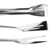 A set of three stainless steel grilling utensils, including tongs, a spatula, and a fork, displayed against a white background. Anteprima dell’immagine prodotto