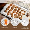 A collage of images showing baking sheets, cookies, and close-ups of the baking sheet's features. Voir les images du produit