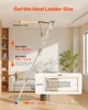 A diagram showing the dimensions and height specifications of a loft ladder, with a blurred background of a living room. Anteprima dell’immagine prodotto