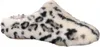 A side view of a fuzzy slipper with a leopard print pattern. Produktbild-Vorschau