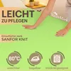 A person's hands are shown on a light green fitted sheet, with text overlays indicating product features. Produktbild-Vorschau
