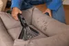A person is cleaning a stained sofa with a Kärcher cleaning device. Anteprima dell’immagine prodotto