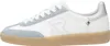 A side view of a white and light gray sneaker with a tan sole. Voir les images du produit