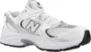 A single white New Balance sneaker is shown from a three-quarter side view against a white background. Voir les images du produit