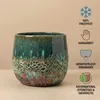 A ceramic pot with a textured, multi-colored glaze, set against a plain background with feature icons on the right. Produktbild-Vorschau