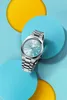 A silver Citizen watch with a light blue face is placed on a background of overlapping blue and yellow circles. Voir les images du produit