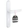 A white door handle with a black tag attached by a red string. Produktbild-Vorschau