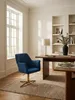 Draufsicht auf den blauen Samt-Drehstuhl im Home-Office. Die kompakten Maße (55x55 cm) des Stuhls passen perfekt in die elegante Büroeinrichtung mit Holzschreibtisch._#sku_SAFWL6.307#
