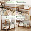 A collage of four images showcasing a bamboo clothing rack with various features highlighted by text overlays. Voir les images du produit