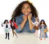 A young girl is surrounded by four fashion dolls, all dressed in stylish outfits. The girl is wearing a denim jacket and has colorful rings on her fingers. Voir les images du produit