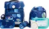 A set of school supplies including a backpack, a drawstring bag, a pencil case, and a lunchbox, all with a blue geometric pattern. Anteprima dell’immagine prodotto