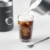 A Severin milk frother is shown next to a glass of iced coffee, with milk being poured into the coffee. Produktbild-Vorschau