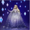 Elsa doll in a shimmering dress with a cape, surrounded by glowing diamond shapes. Anteprima dell’immagine prodotto