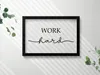 Motivationsschild „Arbeite hart“– Wandbild mit Rahmen – Produktbild-Vorschau 2