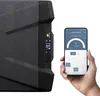 A hand holds a smartphone displaying a control app next to a black electric cooler box with a digital display. Anteprima dell’immagine prodotto