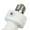 Close-up of a white light bulb socket adapter with a silver screw base and a small green component. Anteprima dell’immagine prodotto
