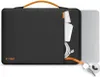 A black laptop sleeve with an orange handle and trim, showing a laptop, charger, and cables inside. Anteprima dell’immagine prodotto