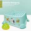 A children's step stool with farm animal illustrations and text overlays advertising easy cleaning and hygienic material. Produktbild-Vorschau