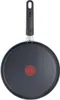 The back view of a black frying pan with a red circular logo in the center and a black handle. Produktbild-Vorschau