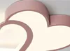 Close-up of a pink heart-shaped ceiling light. Náhled obrázku produktu