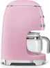 A pink Smeg drip coffee maker is shown from the side against a white background. Náhled obrázku produktu