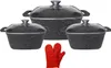 A set of three black speckled pots with glass lids and a pair of red oven mitts are arranged on a white background. Náhľad obrázku produktu
