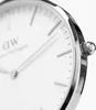 A close-up shot of a Daniel Wellington watch face and crown. Voir les images du produit