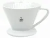 A white ceramic coffee dripper with a logo. Produktbild-Vorschau